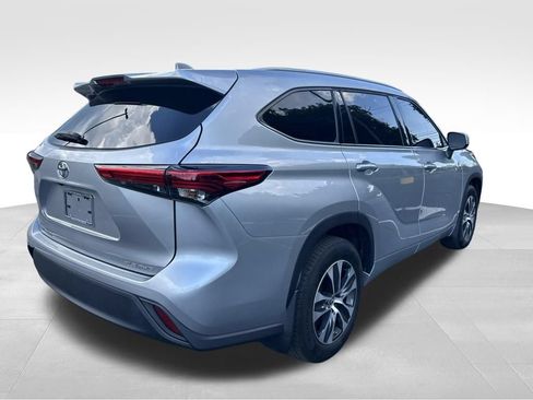 Used 2022 Toyota Highlander XLE AWD/4WD image 5