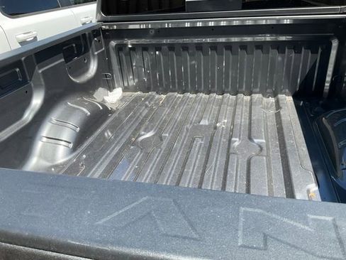 Used 2024 Nissan Titan SV w/ SV Convenience Package image 6