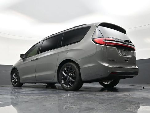 Used 2022 Chrysler Pacifica Limited w/ S Appearance Package image 23