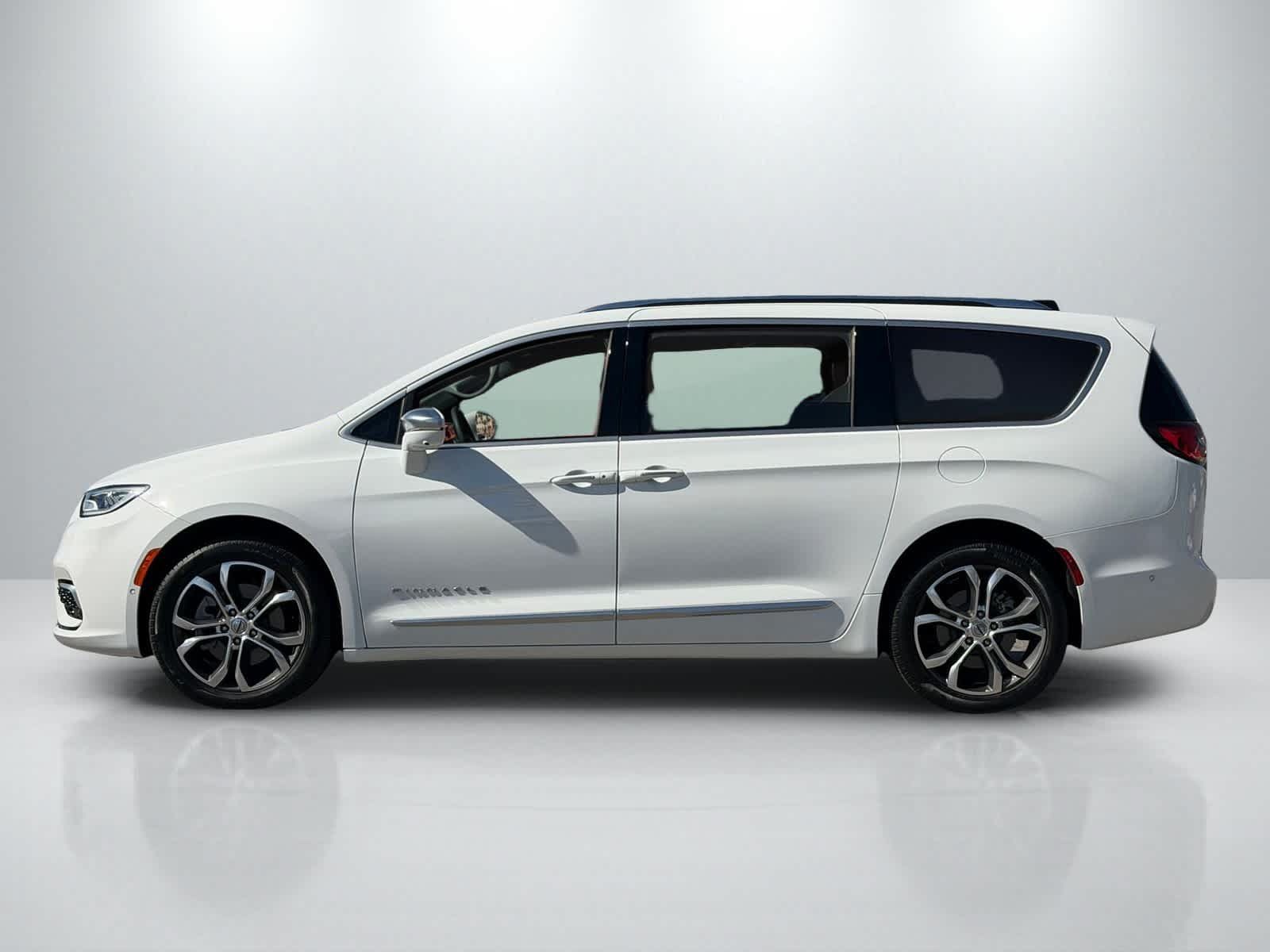 Used 2024 Chrysler Pacifica Pinnacle AWD/4WD image 2