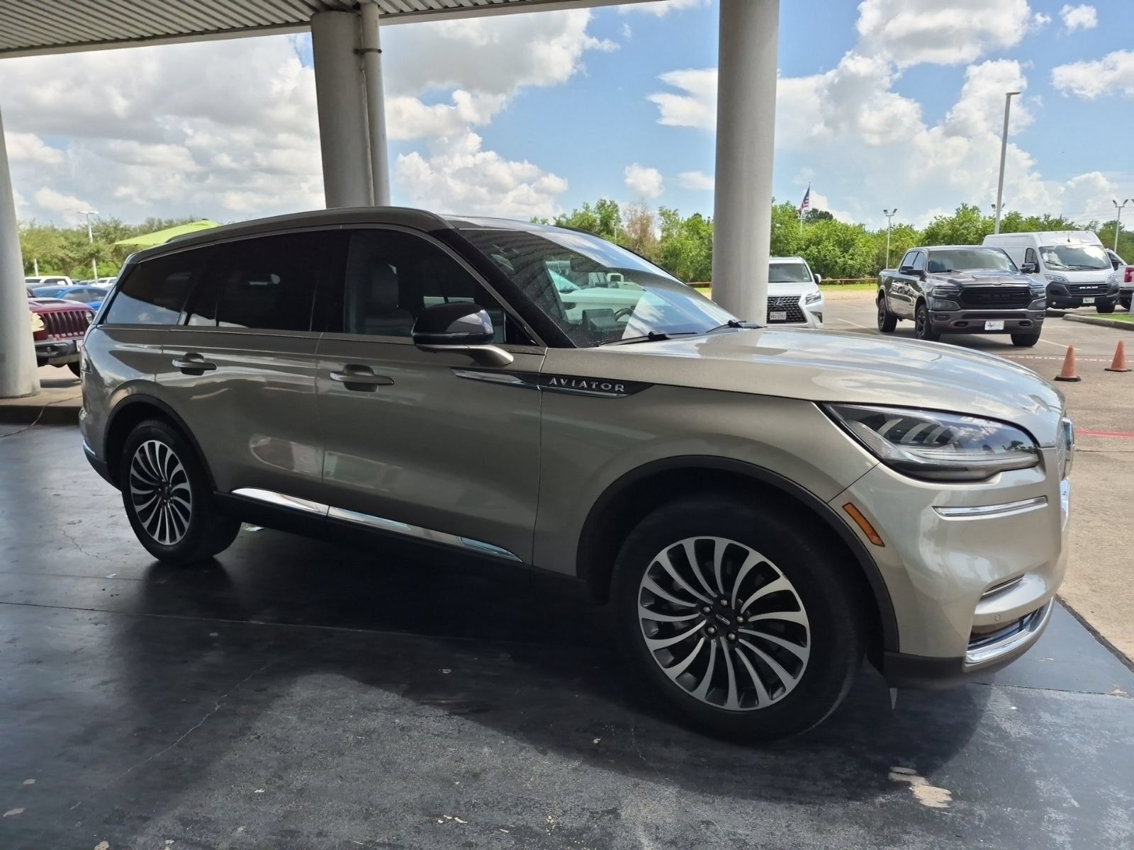 Used 2023 Lincoln Aviator Reserve w/ Elements Package Plus RWD image 4