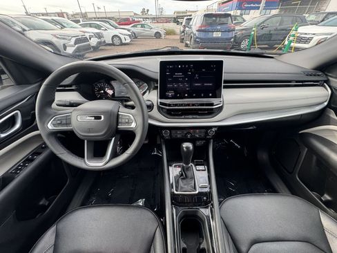 Used 2025 Jeep Compass Limited image 33