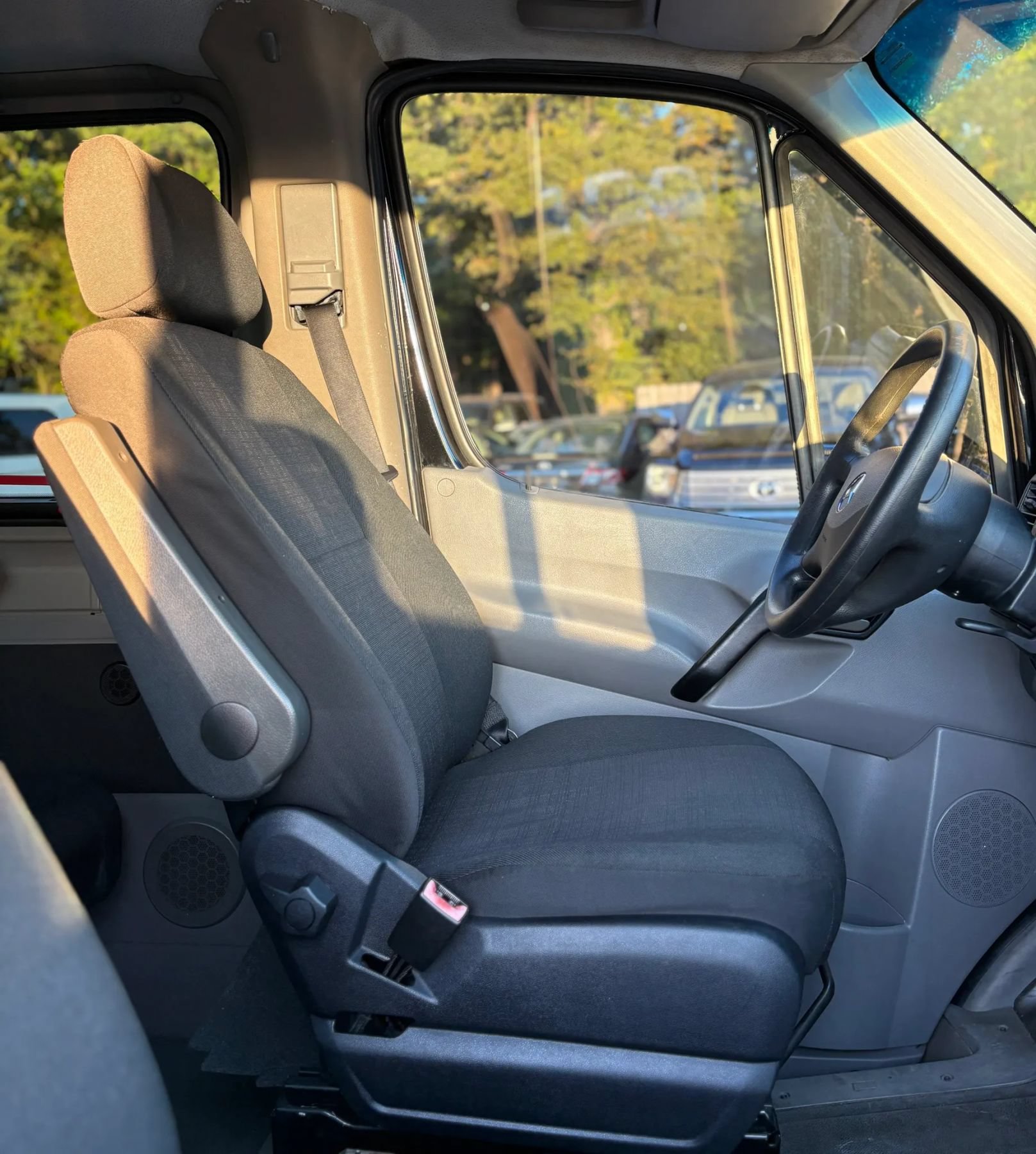 Used 2015 Mercedes-Benz Sprinter 2500 image 39