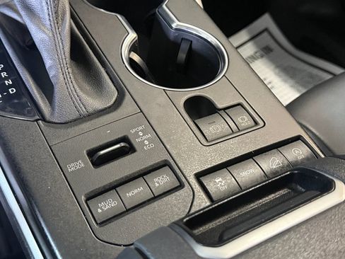 Used 2021 Toyota Highlander XLE AWD/4WD image 36