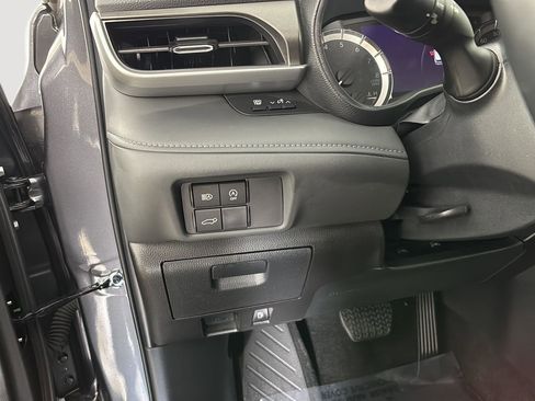 Used 2024 Toyota Highlander LE image 19