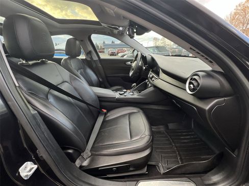 Used 2017 Alfa Romeo Giulia Sprint w/ Cold Weather Package image 24