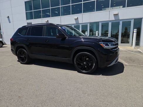 Certified 2023 Volkswagen Atlas SE w/ Black Wheel Package FWD image 3