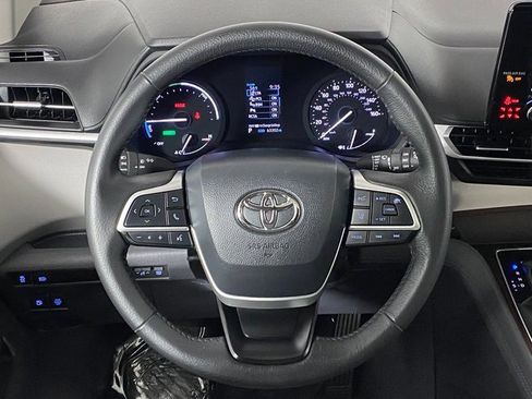 Used 2024 Toyota Sienna XLE image 21
