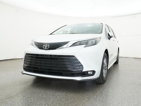 New 2026 Toyota Sienna XLE image 32