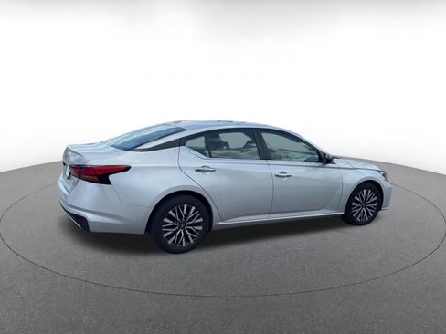 Used 2025 Nissan Altima 2.5 SV FWD image 14