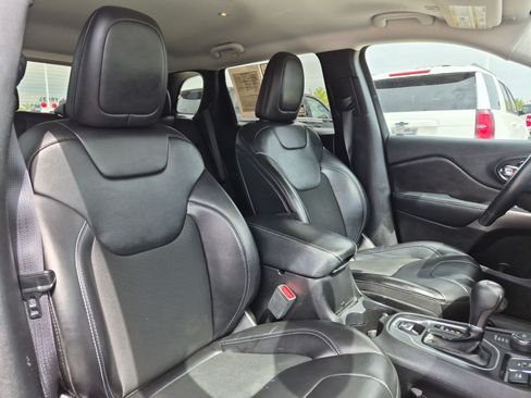 Used 2019 Jeep Cherokee Latitude Plus AWD/4WD image 28
