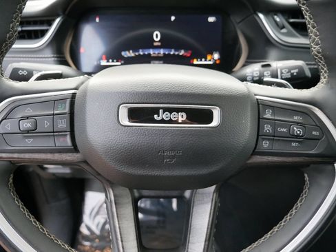 Used 2023 Jeep Grand Cherokee Limited AWD/4WD image 17