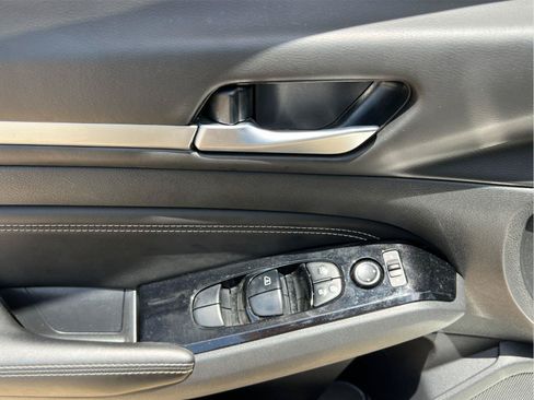 Used 2023 Nissan Altima 2.5 SV w/ SV Premium Package FWD image 11