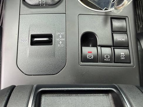 Used 2024 Toyota Highlander LE FWD image 30