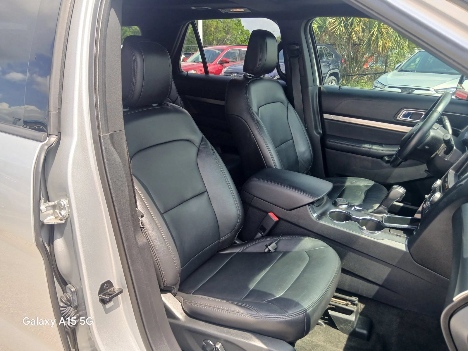 Used 2018 Ford Explorer XLT w/ Equipment Group 202A AWD/4WD image 22