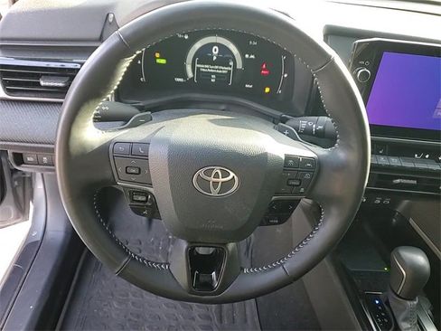 Used 2025 Toyota Camry SE image 12