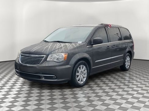 Used 2016 Chrysler Town & Country Touring image 3