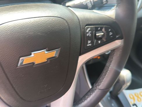 Used 2021 Chevrolet Trax LT w/ LT Convenience Package FWD image 19