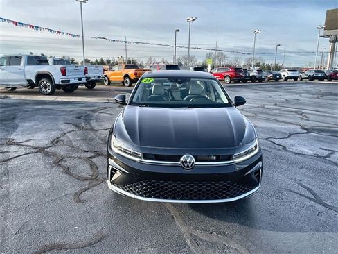 Used 2025 Volkswagen Jetta SE w/ Sunroof Package image 7