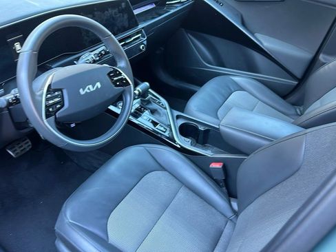 Used 2023 Kia Niro EX Touring image 3