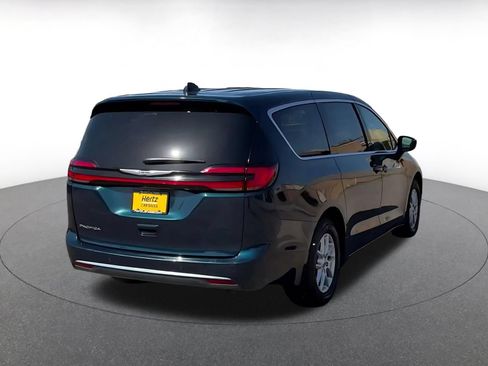 Used 2025 Chrysler Pacifica Select FWD image 11