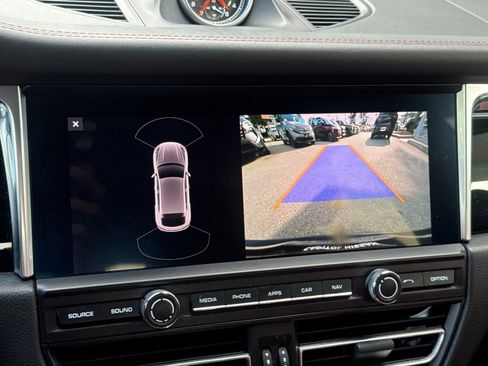 Used 2021 Porsche Macan image 19