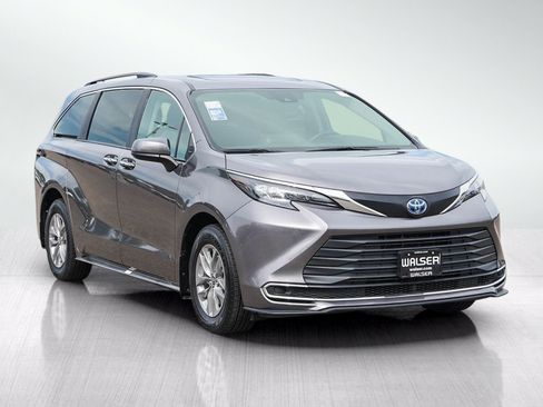Used 2024 Toyota Sienna XLE FWD image 7