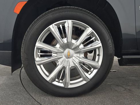 Used 2022 Chevrolet Suburban High Country AWD/4WD image 39