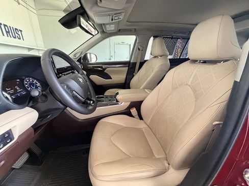 Used 2021 Toyota Highlander Platinum FWD image 18