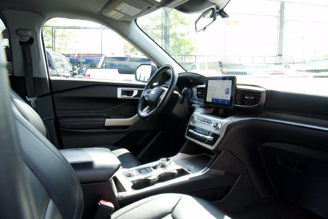 Used 2022 Ford Explorer XLT w/ Equipment Group 202A AWD/4WD image 26