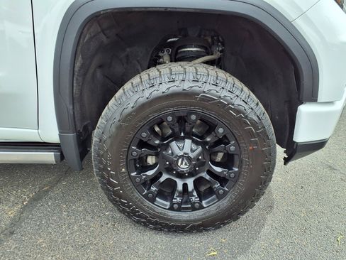 Used 2023 GMC Sierra 1500 Denali w/ Technology Package AWD/4WD image 9
