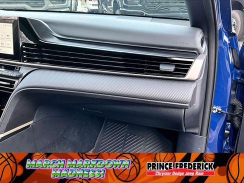 Used 2025 Toyota Camry SE w/ Convenience Package image 13