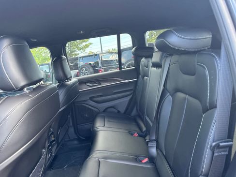 New 2025 Jeep Grand Cherokee Limited w/ Black Appearance Package image 31