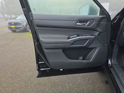 New 2025 Nissan Pathfinder SL image 16