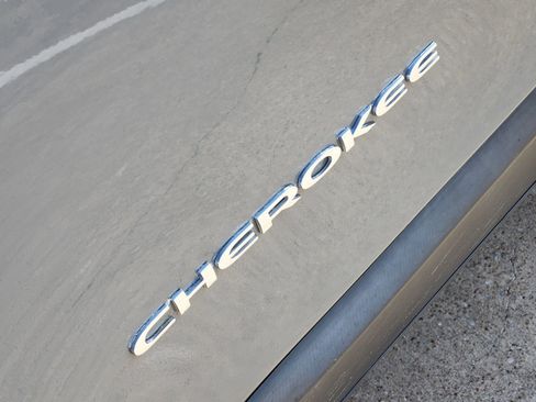 Used 2021 Jeep Cherokee Latitude Plus FWD image 18