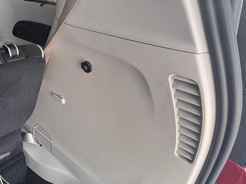 Used 2024 Chrysler Pacifica Limited FWD image 11