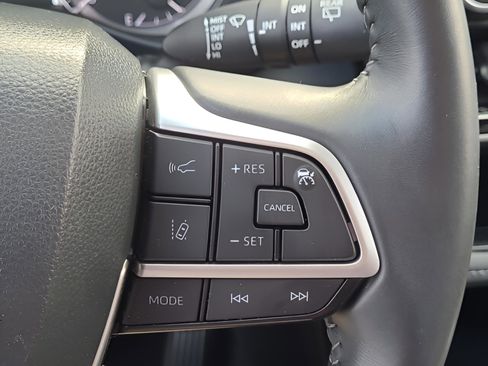 Certified 2024 Toyota Highlander XLE image 25