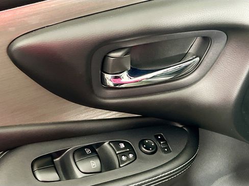 Used 2018 Nissan Murano SV w/ Premium Package image 16