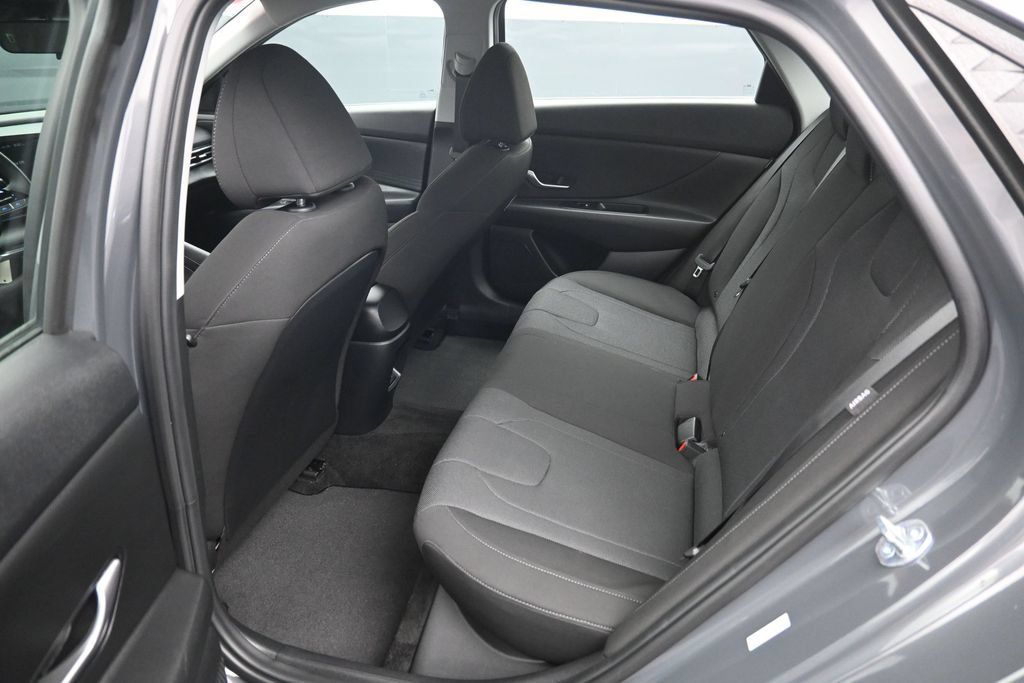 Used 2025 Hyundai Elantra SE FWD image 10