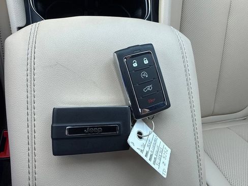 Used 2026 Jeep Grand Cherokee Limited w/ Luxury Tech Group II RWD image 23