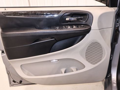 Used 2016 Chrysler Town & Country Touring w/ Driver Convenience Group FWD image 10