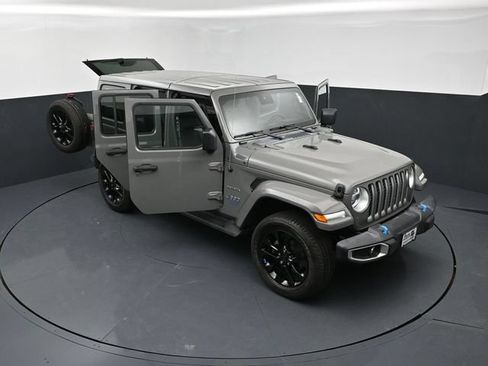 Used 2022 Jeep Wrangler Unlimited Sahara w/ Cold Weather Group AWD/4WD image 28