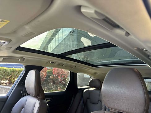 Used 2019 Volvo XC60 T5 Momentum w/ Multimedia Package image 20