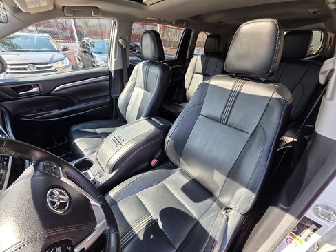 Used 2018 Toyota Highlander SE FWD image 24