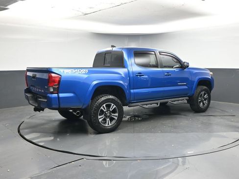 Used 2018 Toyota Tacoma TRD Sport image 5