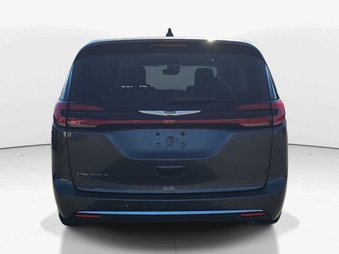 Used 2023 Chrysler Pacifica Touring-L image 6