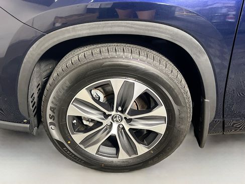 Used 2023 Toyota Highlander XLE AWD/4WD image 13