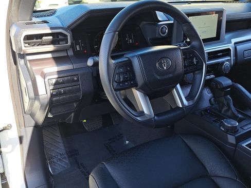 Used 2025 Toyota 4Runner SR5 AWD/4WD image 18