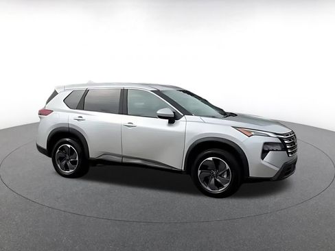 Used 2025 Nissan Rogue SV FWD image 2