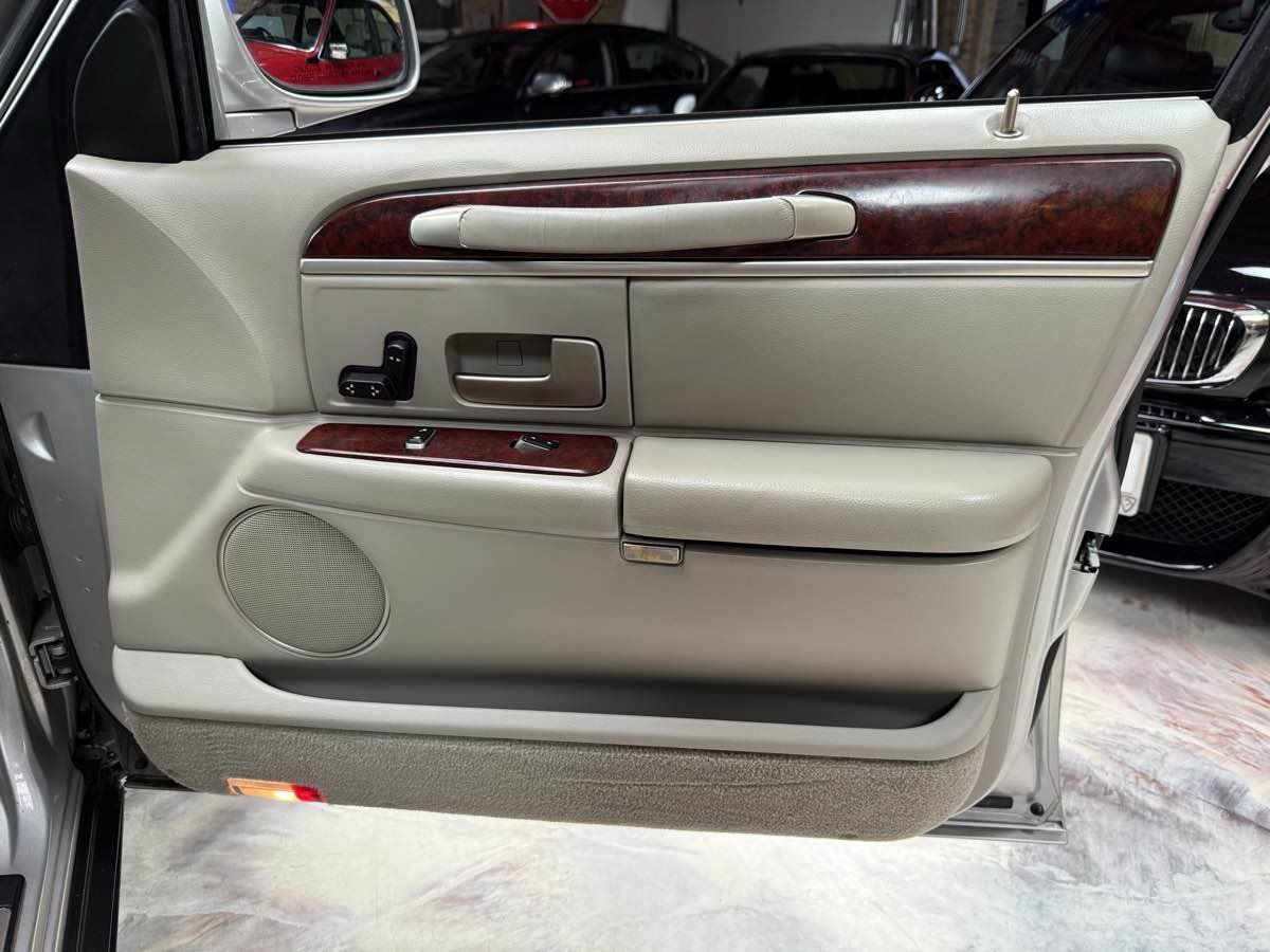 Used 2003 Lincoln Town Car Executive RWD image 29